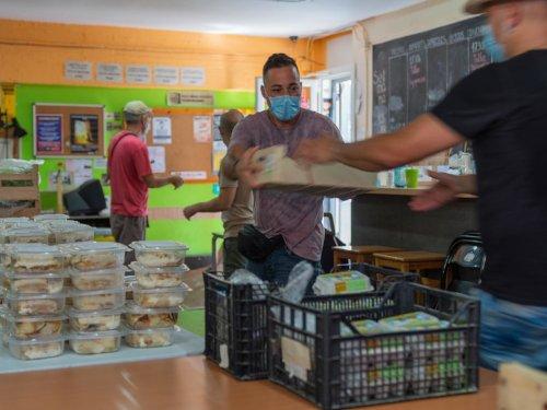 Reparto de alimentos en AlterBanc. David Aguinaga